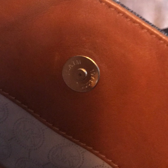 Michael Kors Hamilton Large MK Tote - Picture 5 of 6